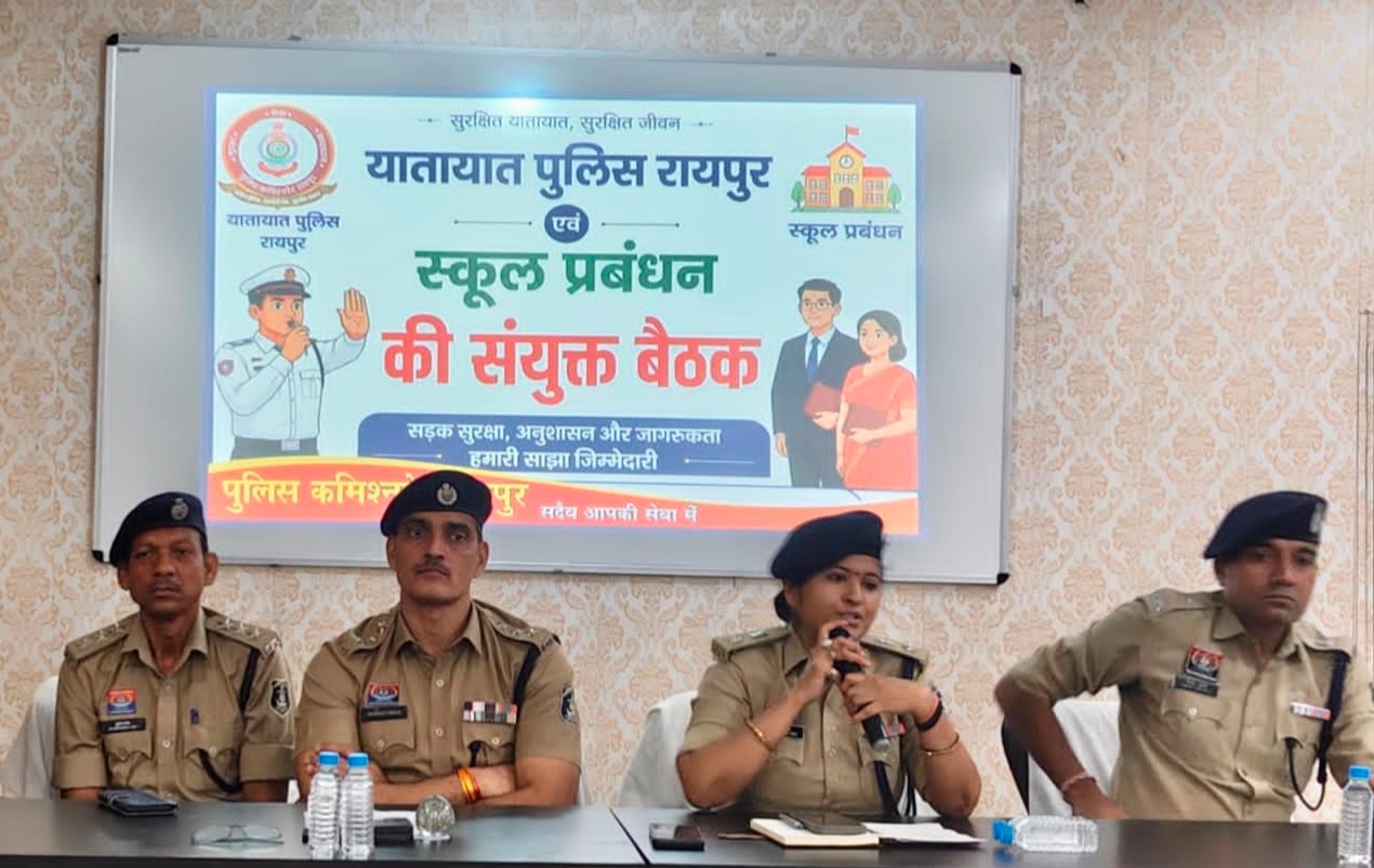 रायपुर (छत्तीसगढ़) नाबालिकों को स्कूटर ना चलाने की हिदायत डाक्टर अर्चना झा उपायुक्त (यातायात) ने दी