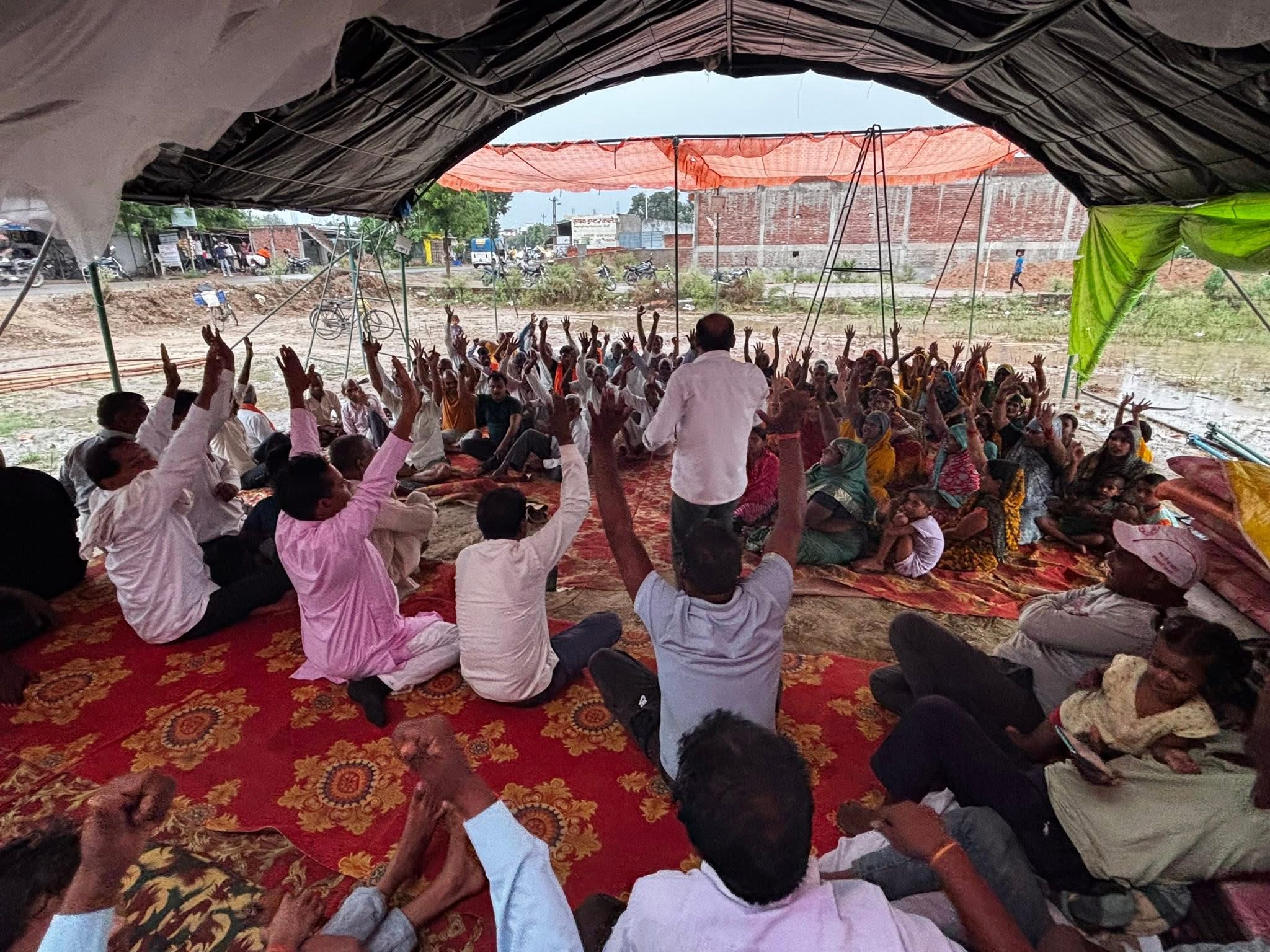 नैमिष नगर योजना: सैरपुर में किसानों का धरना 23वें दिन भी जारी