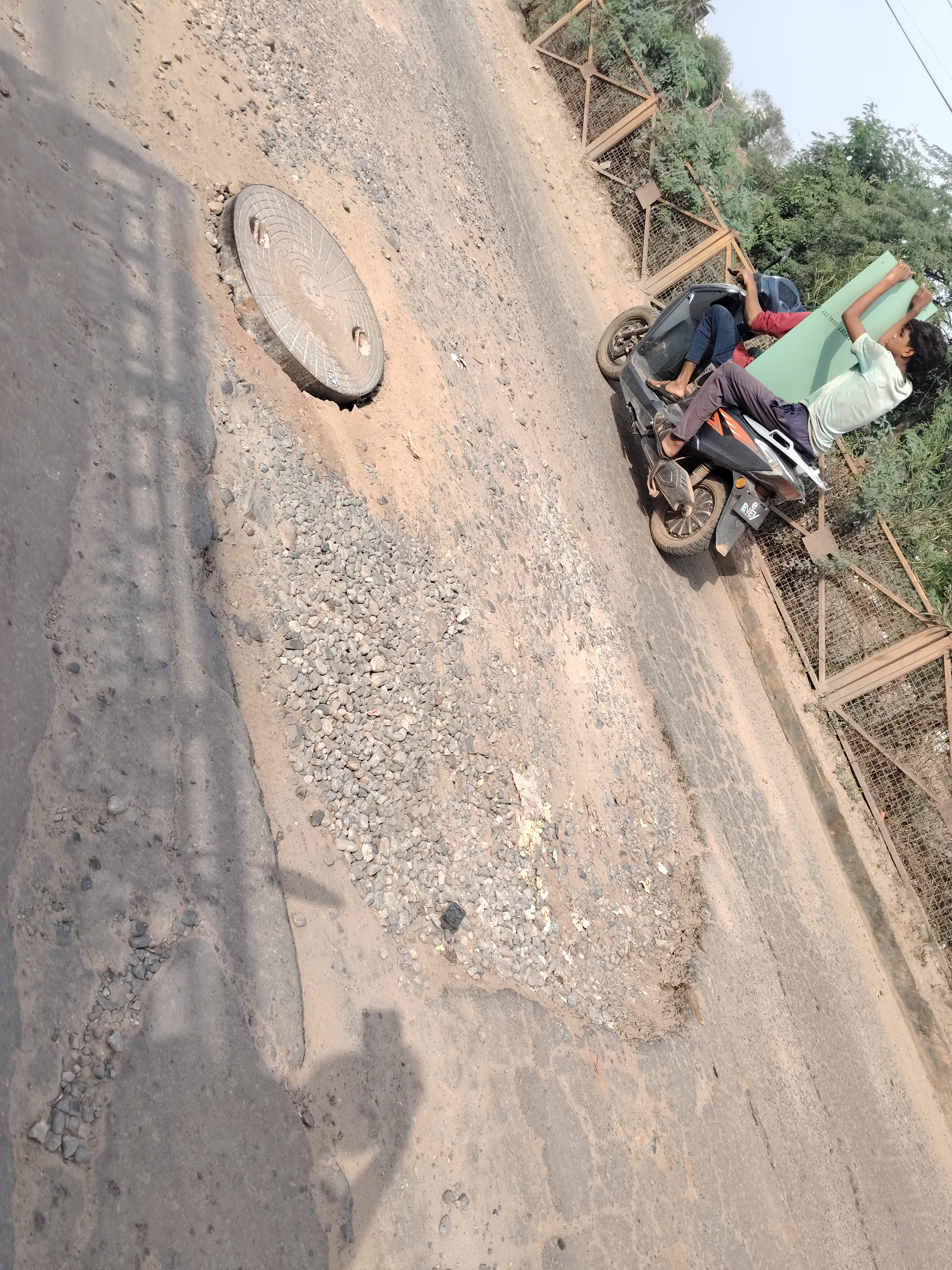 सागर ताल चौराहा जलालपुर रोड ग्वालियर पर प्रशासन  कर रहा किसी बड़े हादसे का इंतजार l