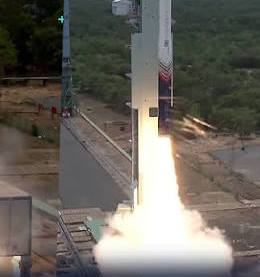 'விக்ரம்-1' (Vikram-1), ராக்கெட் இன்று வெற்றிகரமாக விண்ணில் பாய்ந்தது