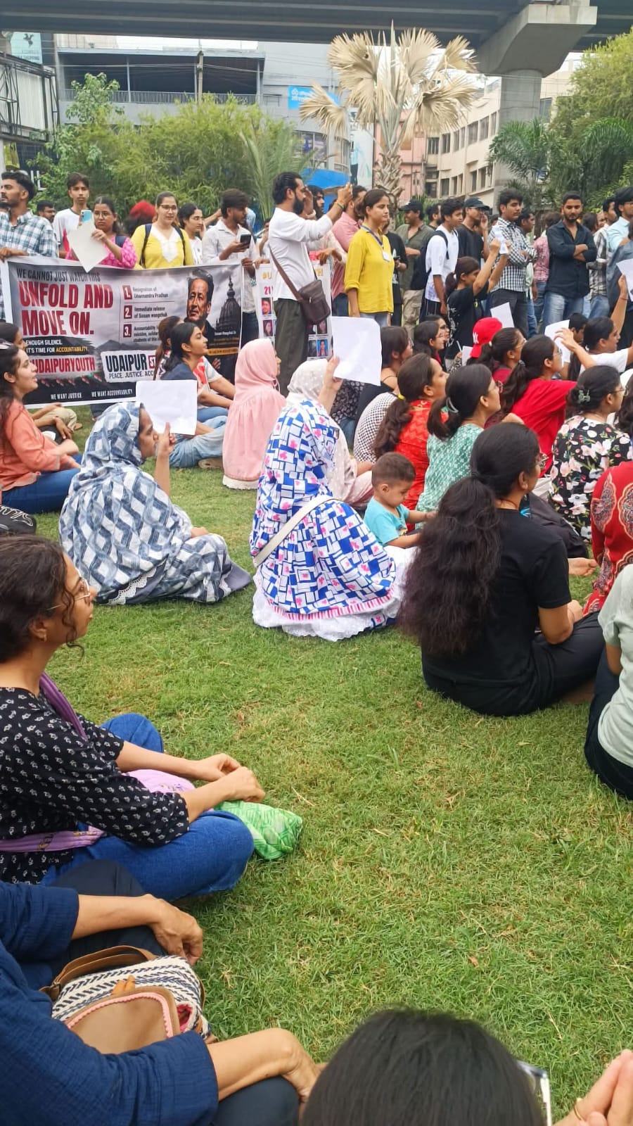 दिल्ली से उठी आवाज उदयपुर तक पहुंची: NEET छात्रों के समर्थन में प्रदर्शन, बच्चे के साथ पहुंची महिला ने खींचा ध्यान