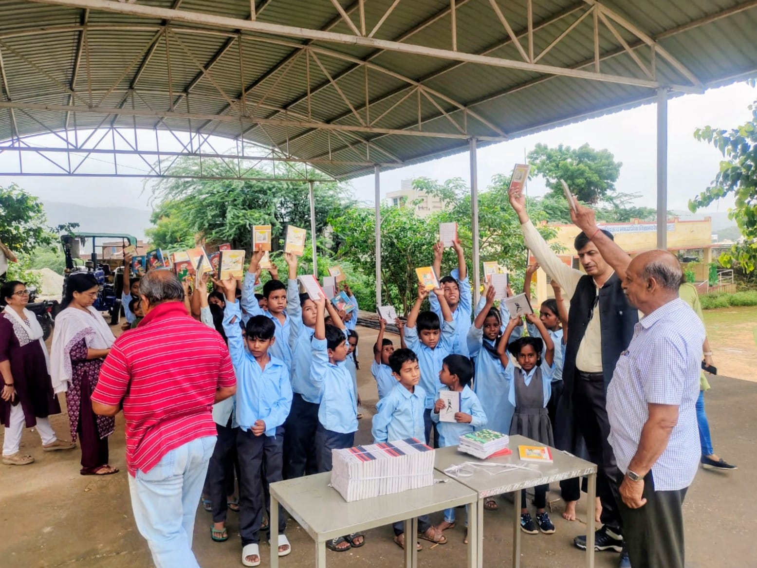 हिंदुत्व रक्षा महासंघ ने स्कूली बच्चों को बांटी निःशुल्क स्टेशनरी, शिक्षा के साथ अच्छे संस्कारों का दिया संदेश
