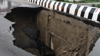 ₹16 करोड़ का पुल, लेकिन 17 दिन भी नहीं टिक पाया एप्रोच! आखिर लापरवाही का बोझ जनता कब तक उठाएगी?