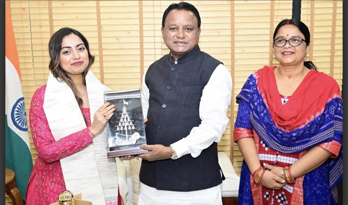 Chief Minister felicitates Indian Idol winner Jyotirama