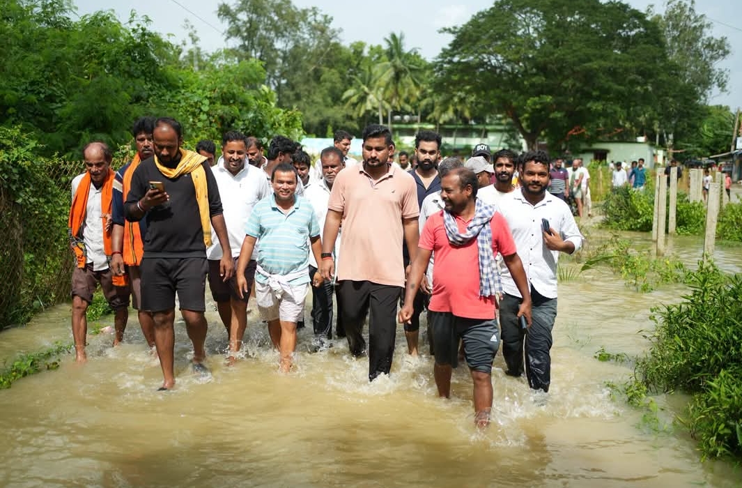 Odisha Higher Education Minister Shri Suryabanshi Suraj was on the ground in the flood-affected areas of Bhadrak and Jajpur as part of the state’s review.