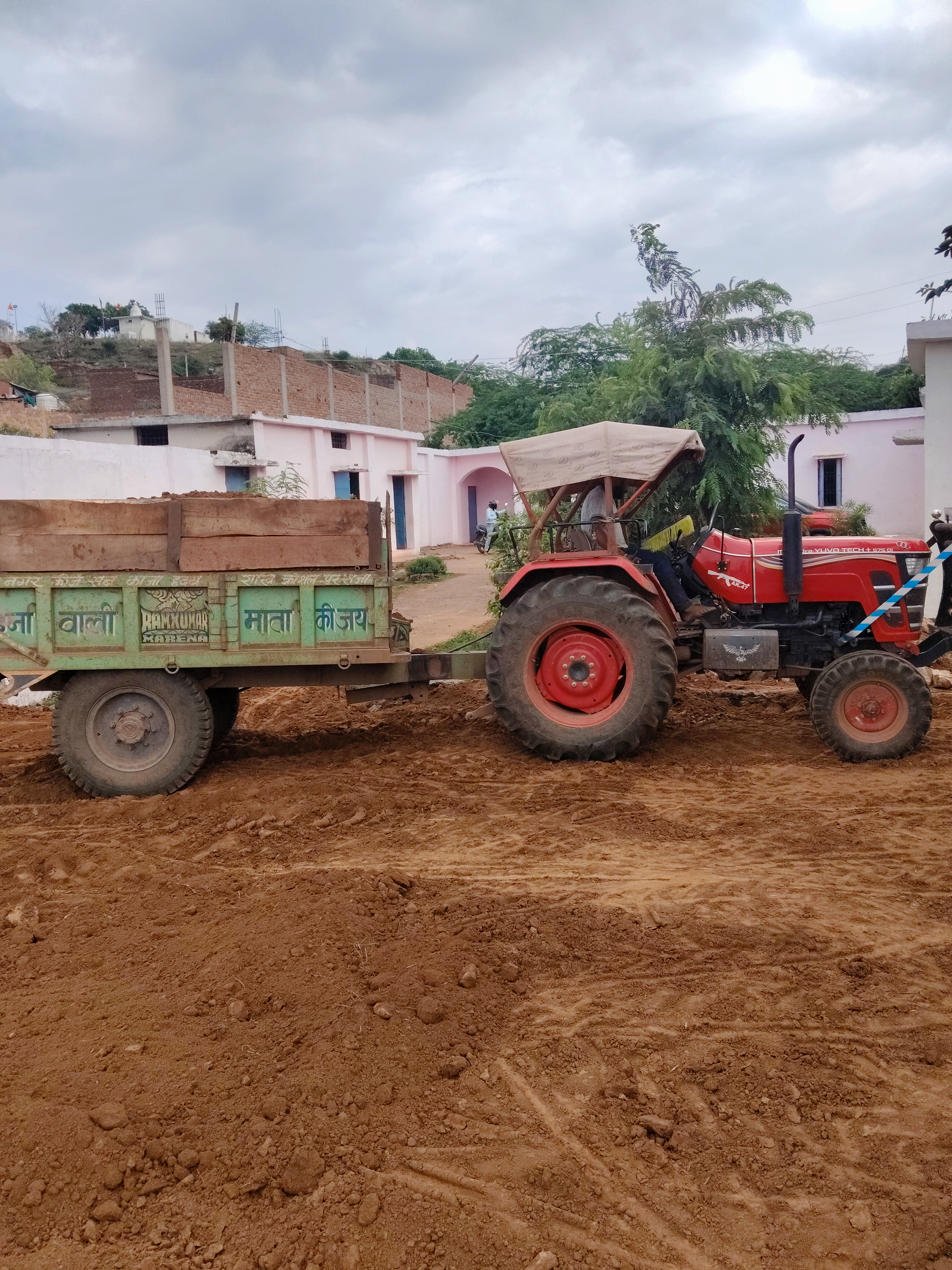 ग्वालियर : घाटीगाँव ब्लॉक के सरकारी स्कूल टेहलरी में, स्कूल के ही एक शिक्षक द्वारा स्वयं के व्यय से कराये जा रहे लाखों के निर्माण कार्य।