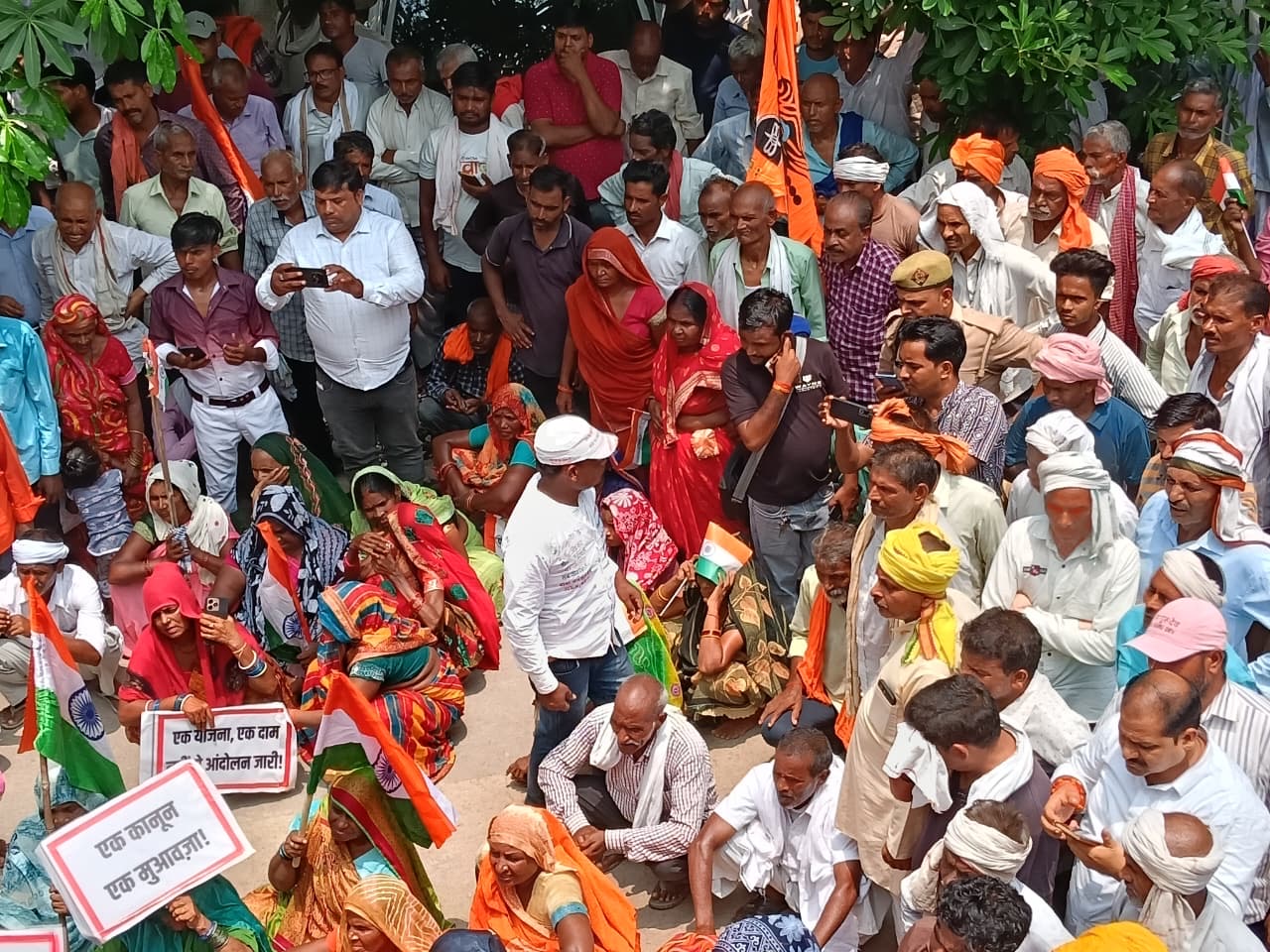 लखनऊ के बक्शी का तालाब तहसील परिसर में आयोजित समाधान दिवस के दौरान नैमिष नगर योजना से प्रभावित 18 ग्राम पंचायतों के किसानों ने अपनी मांगों को लेकर प्रदर्शन किया।