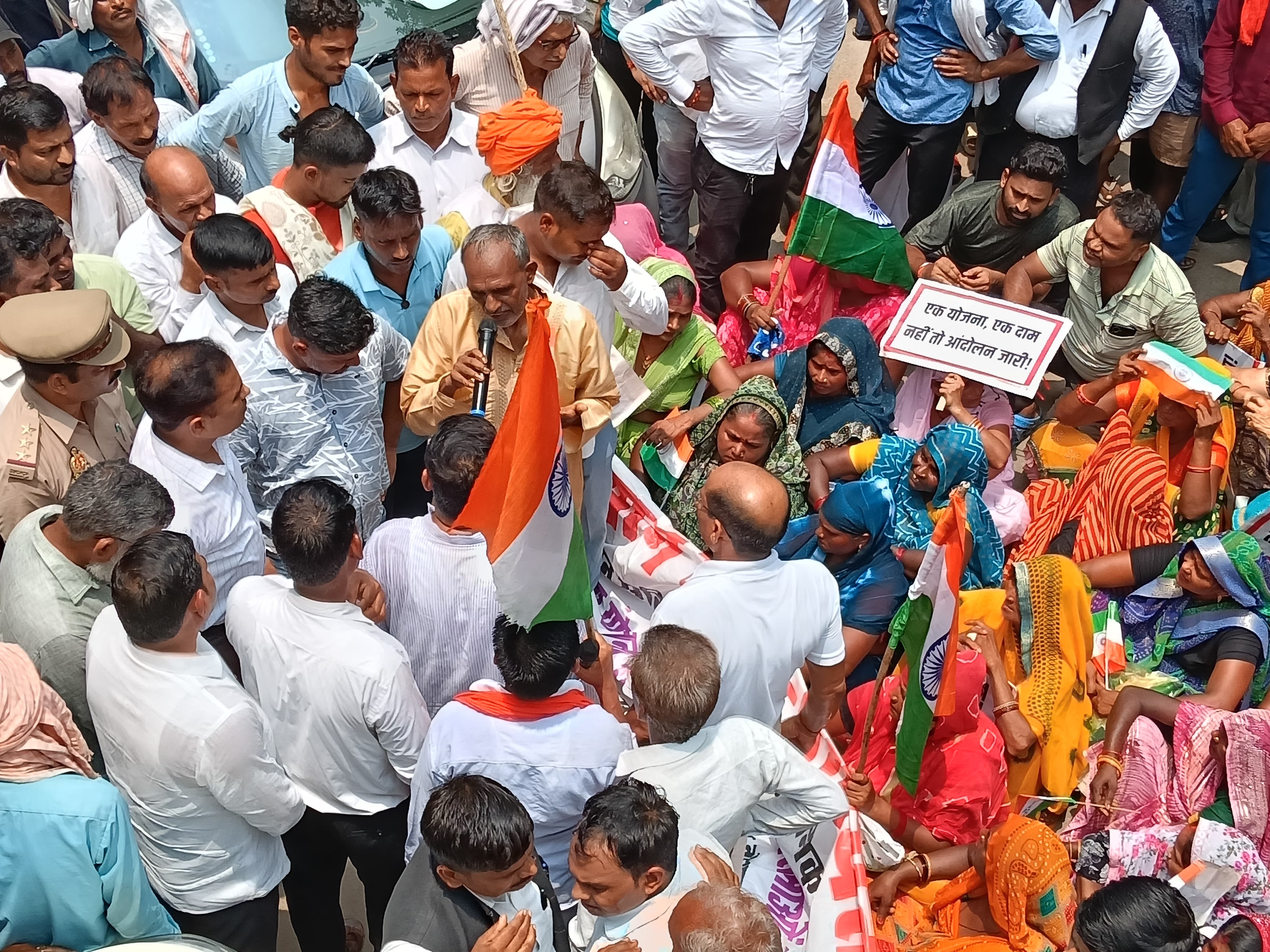 लखनऊ के बक्शी का तालाब तहसील परिसर में आयोजित समाधान दिवस के दौरान नैमिष नगर योजना से प्रभावित 18 ग्राम पंचायतों के किसानों ने अपनी मांगों को लेकर प्रदर्शन किया।