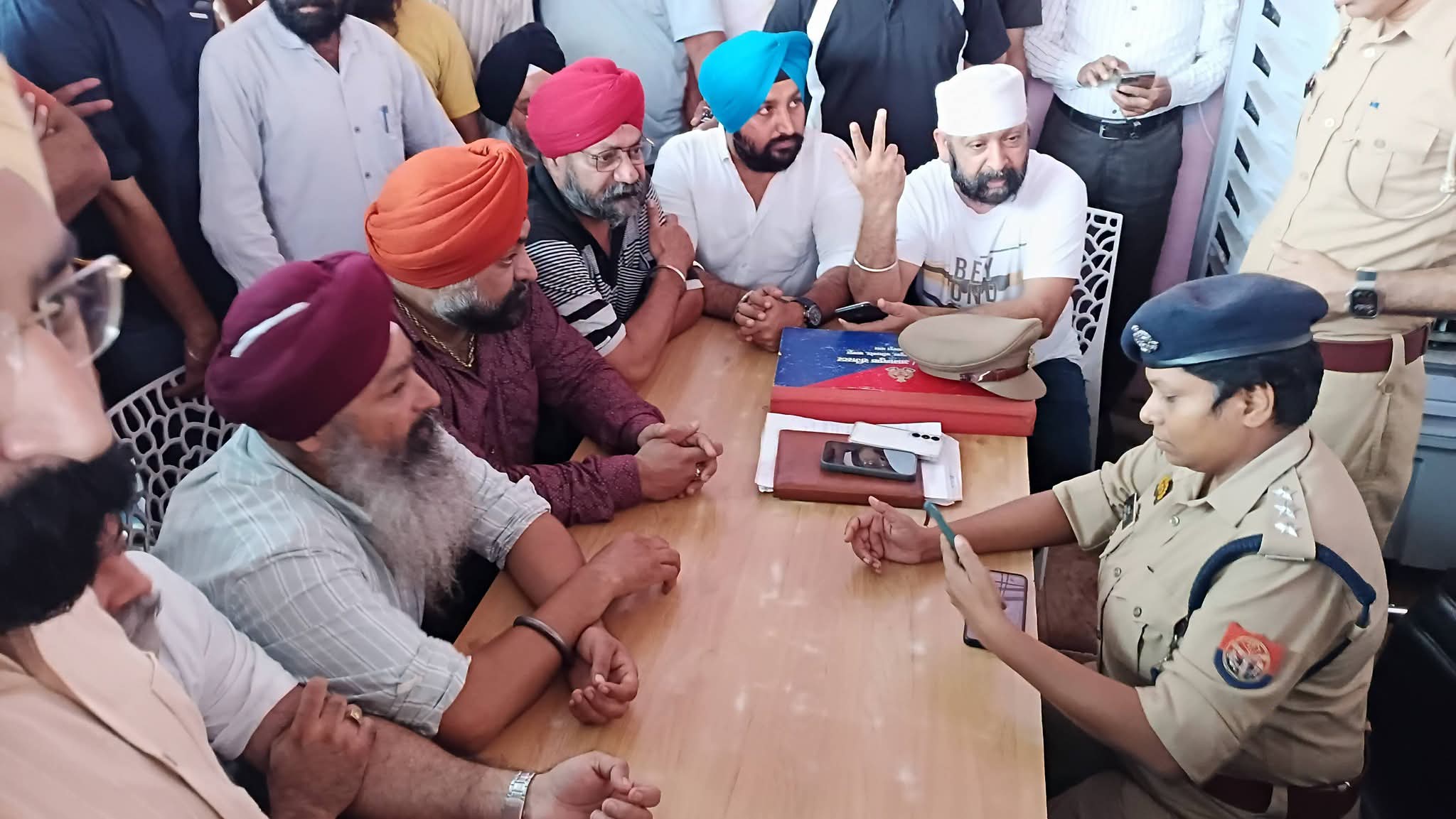 गुरु महाराज पर अभद्र टिप्पणी के विरोध में सिख समाज ने किया फजलगंज थाने का घेराव