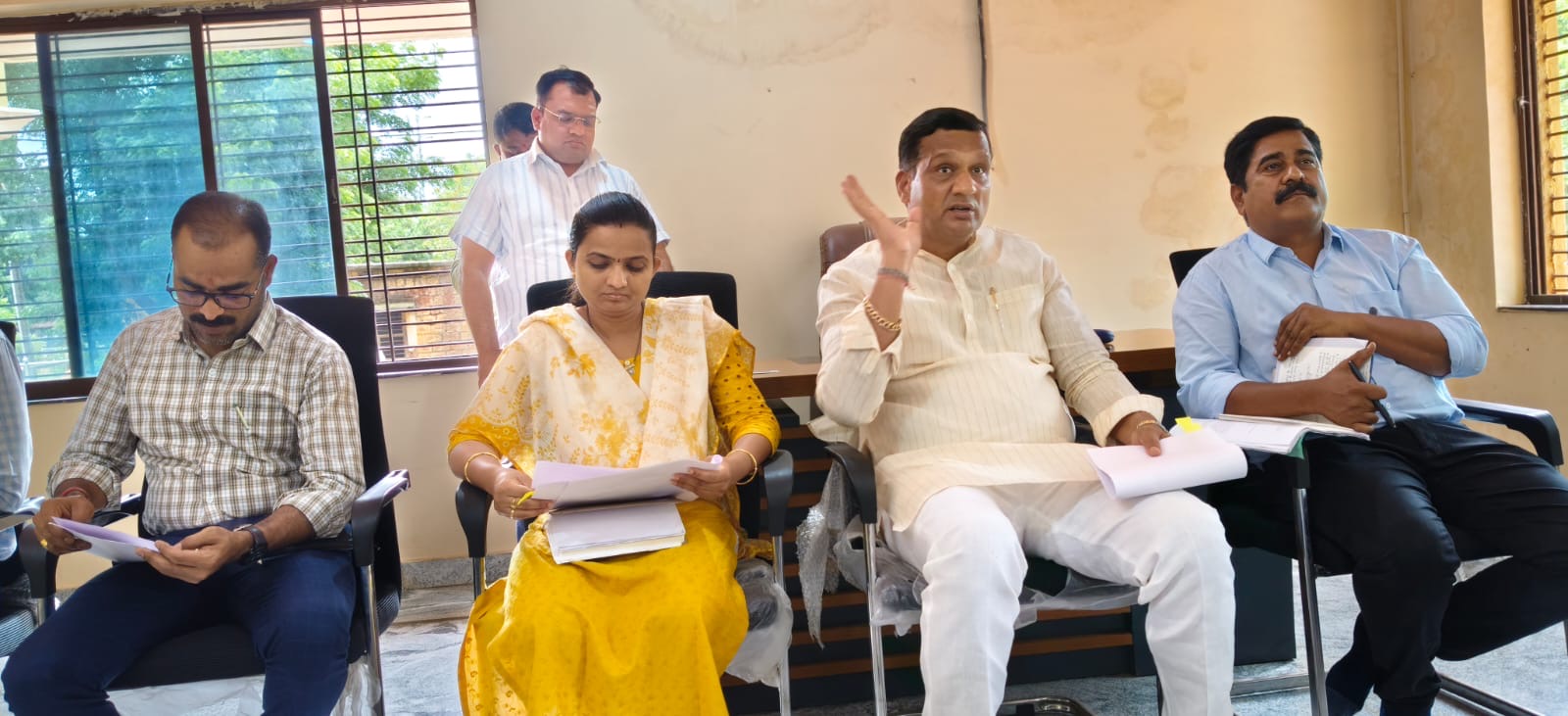 MLA Dr. Siddalingappa Patil Directs Officials to Ensure Drinking Water Supply in Humnabad