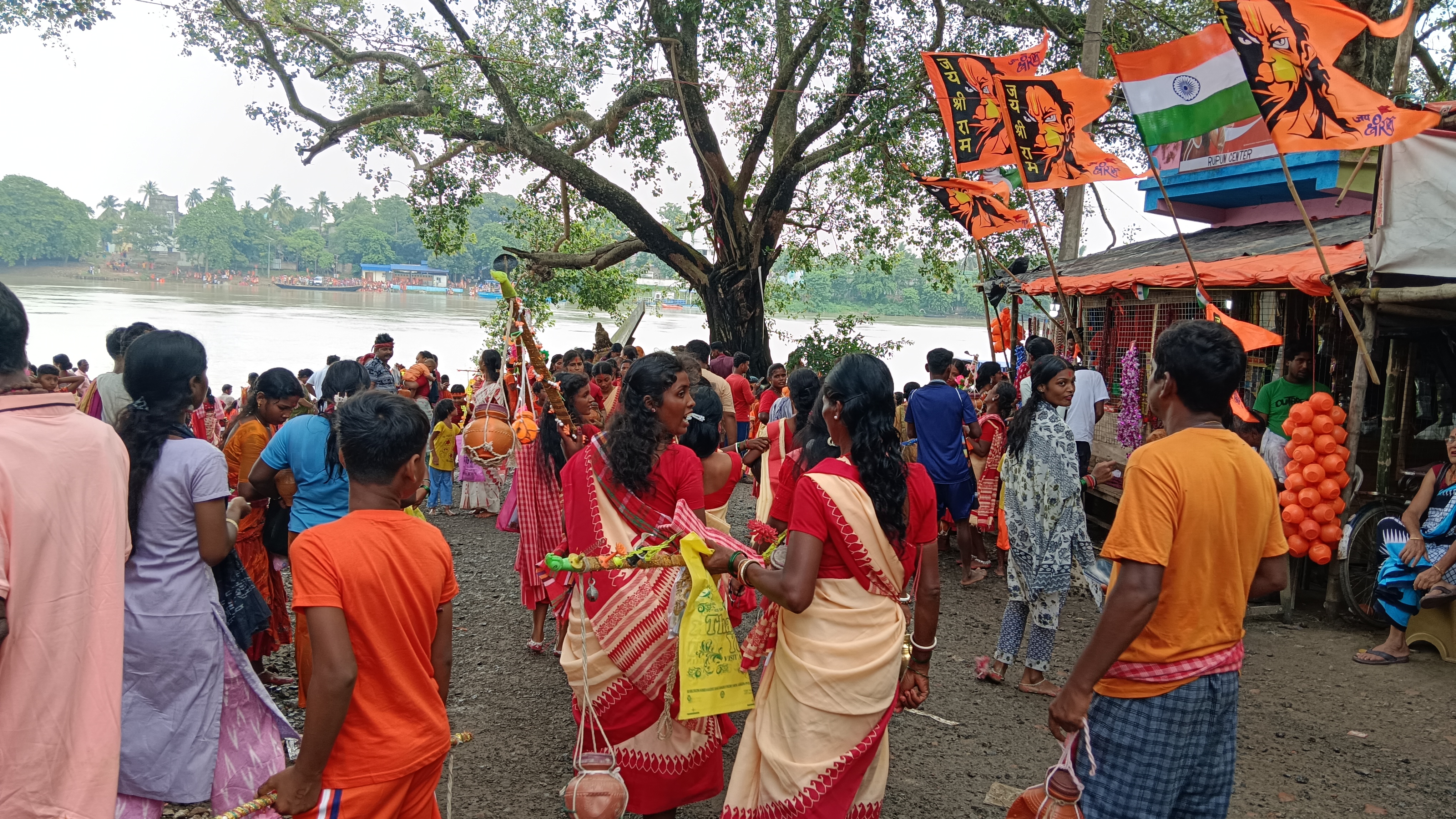 🔱   শ্রাবণের শেষ সোমবারে ভোলানাথের মাথায় জল ঢালতে ভক্তদের ঢল: লালবাগ সদরঘাট থেকে জল নিয়ে পলসন্ডা–নবগ্রাম–পাঁচগ্রাম হয়ে বীরভূমের পথে শিবভক্তরা