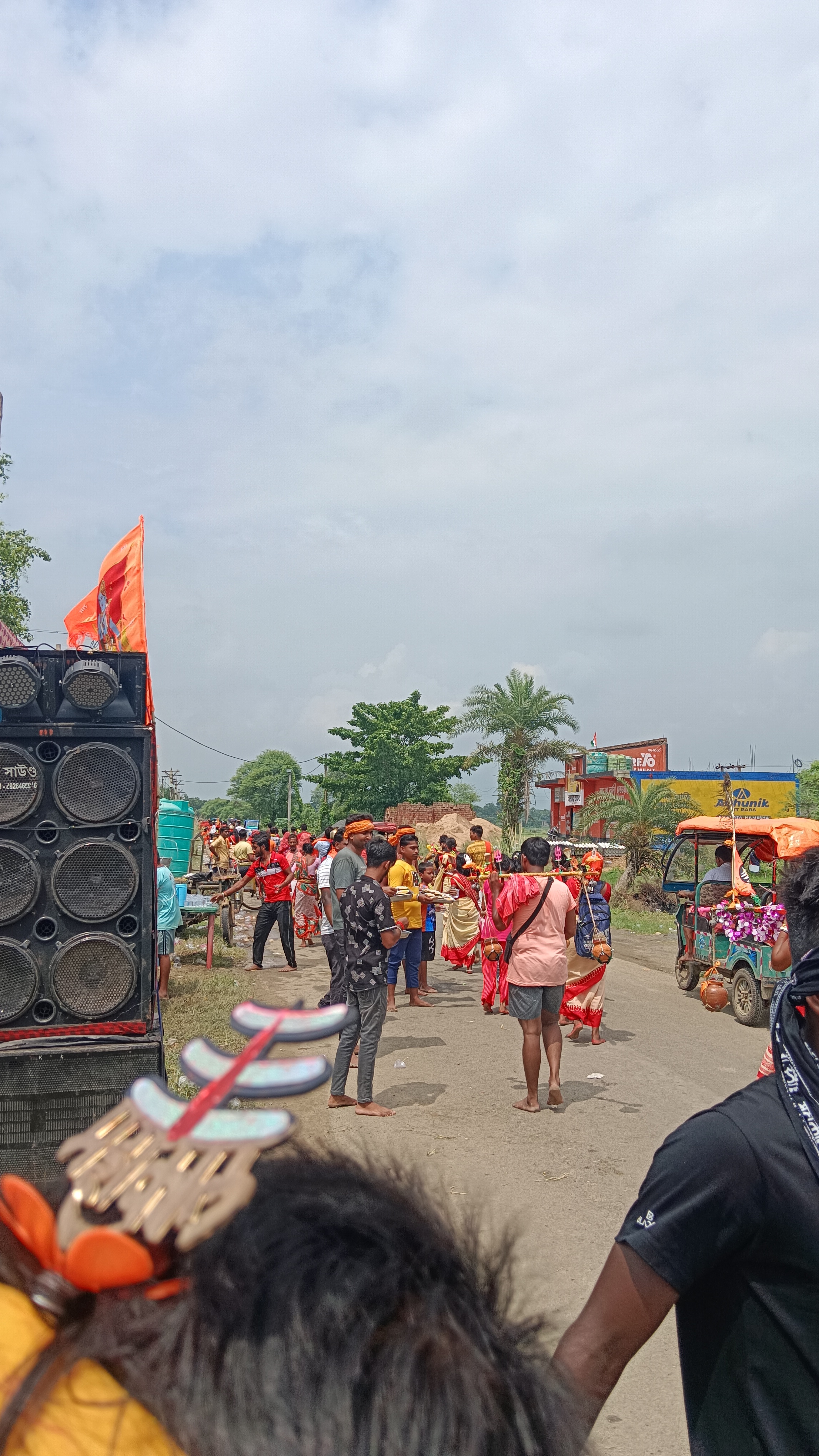 🔱  ভক্তদের পাশে মানবিক উদ্যোগ: লালবাগ সদরঘাট থেকে পাঁচগ্রামগামী শিবভক্তদের শরবত ও টিফিন খাওয়াচ্ছে সীমানাপাড়া নিউ মর্ডান ক্যাটারার