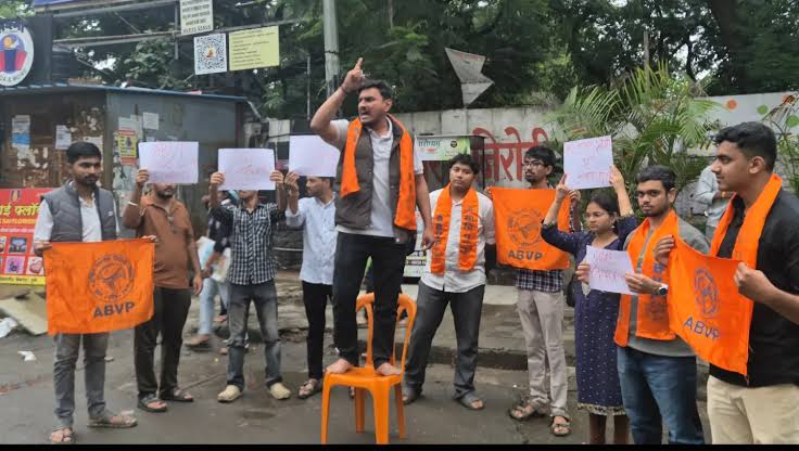 राहुल गांधींच्या पुणे दौऱ्याआधी ABVP-काँग्रेस कार्यकर्ते भिडले; COEP परिसरात तणाव