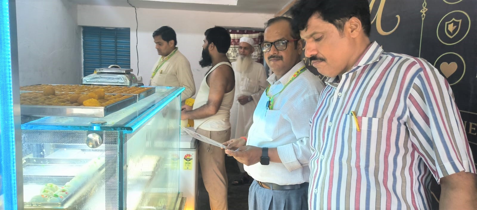 प्रतापगढ़, : मिठाई और ढाबों पर खाद्य विभाग की छापेमारी, छह नमूने जांच को भेजे