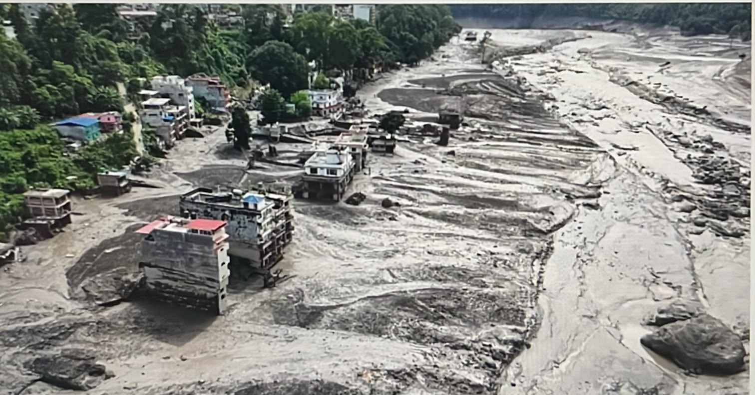 नेपाल में आई भयावह बाढ़ कैसे पूरे बाज़ार को बहा ले गई, 150 से ज़्यादा लोगों की मौत और सैकड़ों लापता