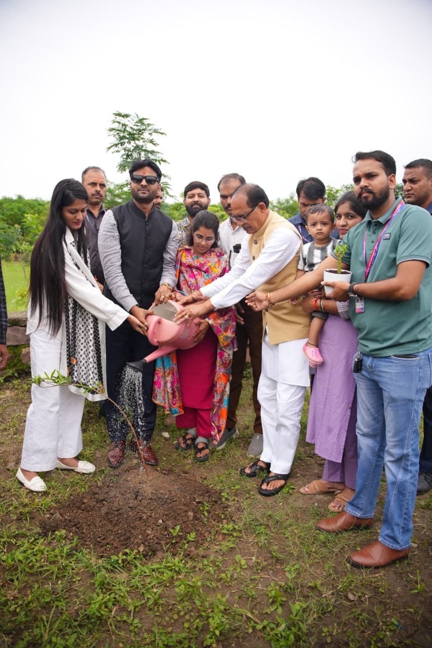 🌱 केंद्रीय कृषि मंत्री श्री शिवराज सिंह चौहान जी के साथ NCIB टीम ने किया वृक्षारोपण