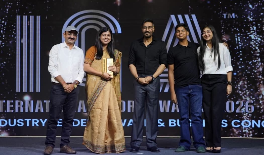 नम्रता संजय झा को IGA 2026 में सुपरस्टार एवं पदम श्री सम्मानित अजय देवगण ने किया सम्मानित