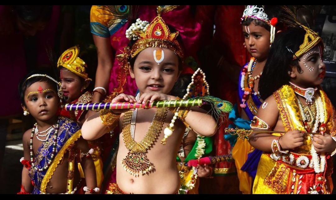 🦚 জন্মাষ্টমী ২০২৬: আজই জন্ম নেবেন লীলাময় শ্রীকৃষ্ণ! কেন মধ্যরাতেই পালিত হয় কৃষ্ণের জন্মোৎসব?