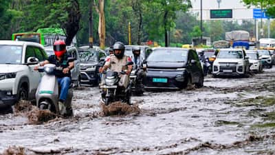 Ghaziabad : Ground reality, submerged Roads and Traffic chaos