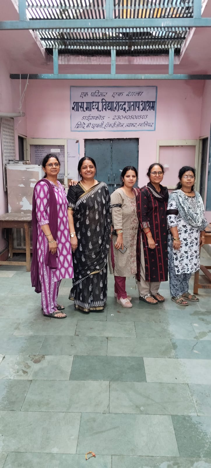 ग्वालियर : शिक्षकों नें काली पट्टी बांधकर किया शिक्षक दिवस का विरोध।