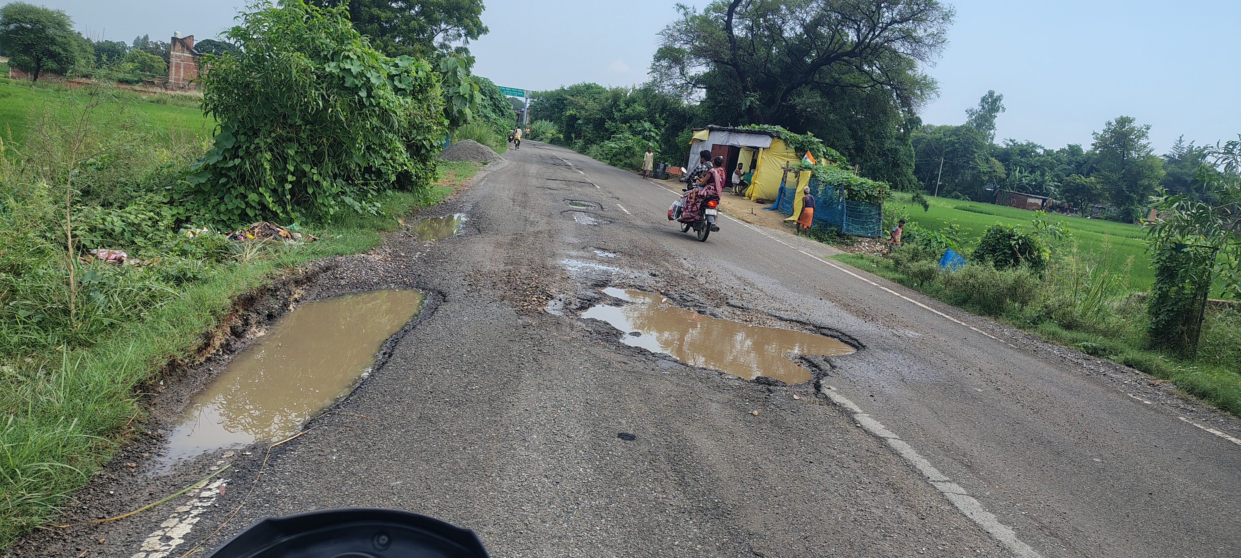 खस्ताहाल सड़क से राहगीर परेशान:
