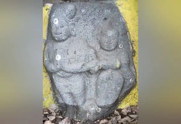 காஞ்சிபுரமத்தில்  15ஆம் நூற்றாண்டைச் சேர்ந்த பழமையான சதிக்கல் சிற்பம் கண்டெடுப்பு.