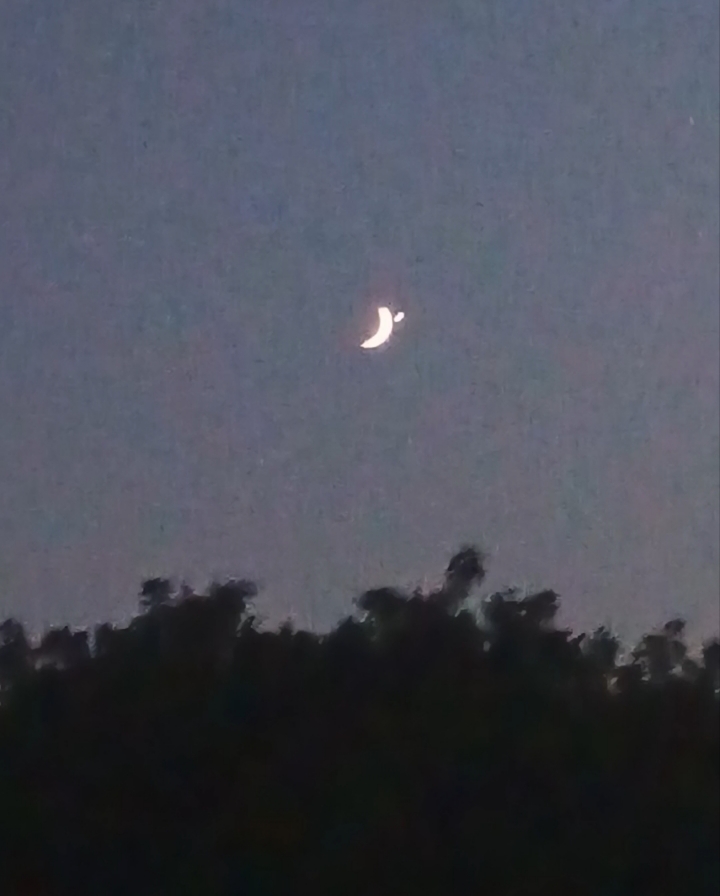 *नया चांद और शाम की खामोशी*  *चाँद का दिलकश नज़ारा* *(आनन्द कुमार द्विवेदी/कौशाम्बी ब्यूरो)*