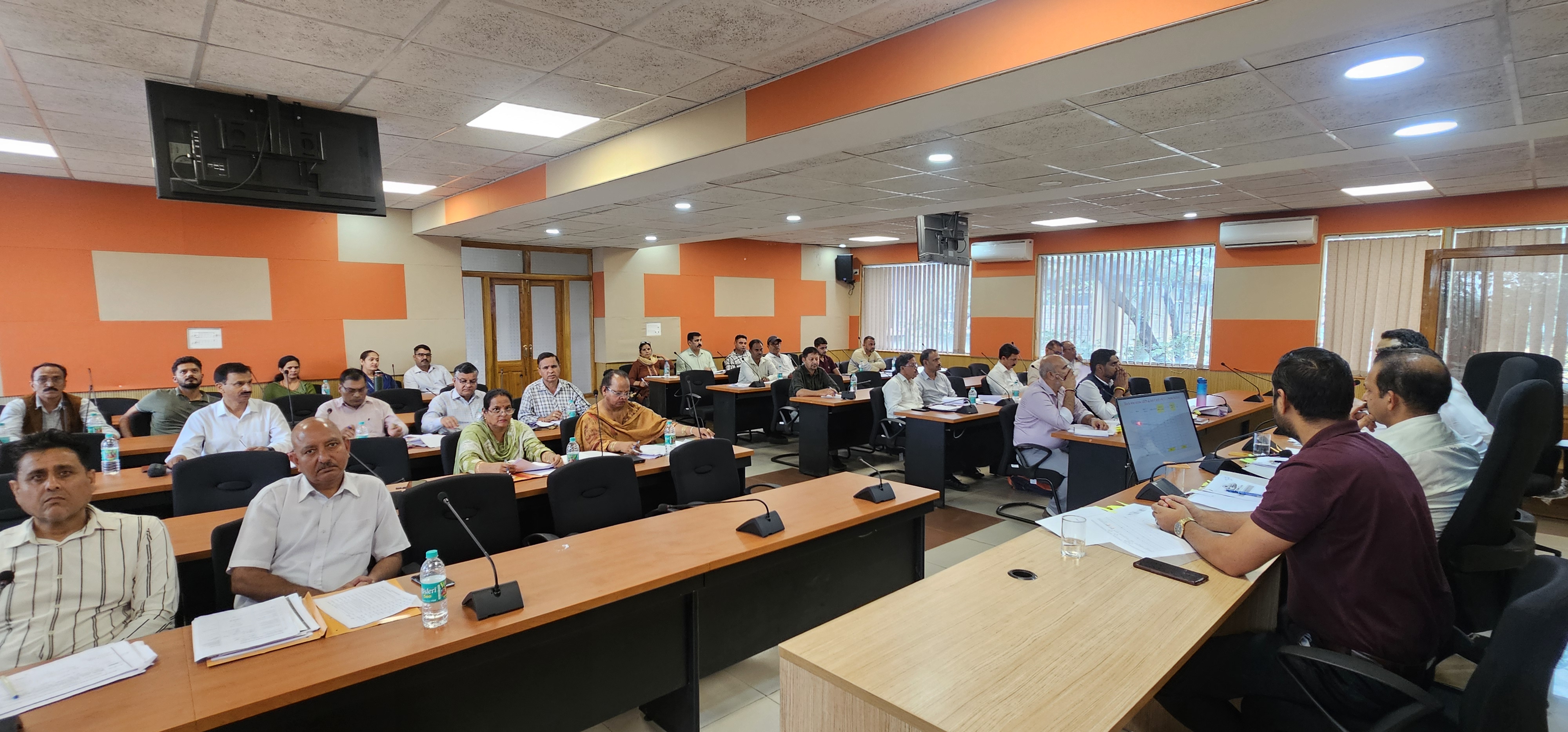 सरकारी योजनाओं का लाभ पात्र लोगों तक समयबद्ध पहुंचाना सुनिश्चित करें : उपायुक्त हेमराज बैरवा