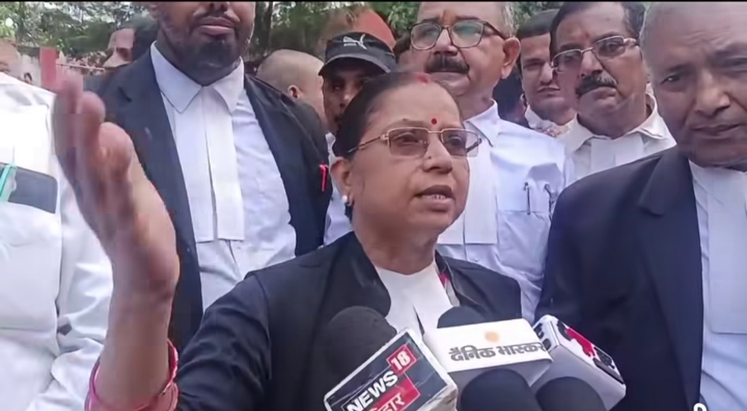 गया सिविल कोर्ट के बाहर वकीलों का उबाल — हाईकोर्ट से आवंटित ज़मीन पर निर्माण रुकवाने के आरोप में सड़क जाम, पुलिस की ‘बिना लिखित आदेश’ कार्रवाई पर सवाल,