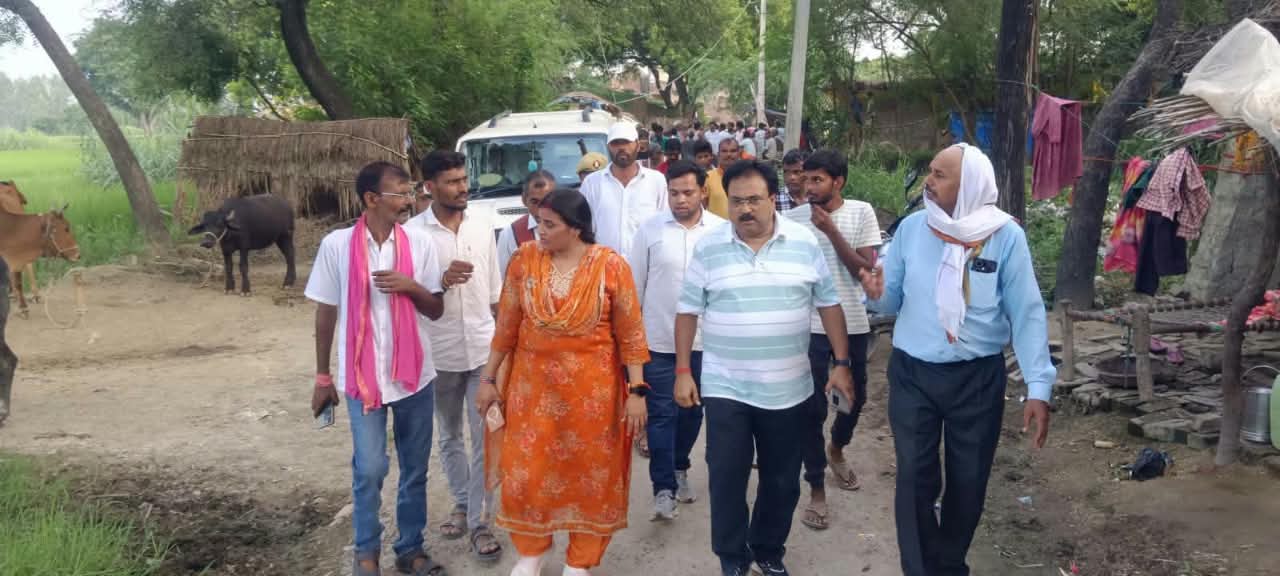 *नारा में कच्चा मकान गिरने से 18 वर्षीय युवती घायल, राज्य महिला आयोग की सदस्य प्रतिभा कुशवाहा ने मौके पर पहुंचकर जाना हाल* (आनन्द कुमार द्विवेदी/ ब्यूरो कौशाम्बी) *नारा,(कौशांबी)* *