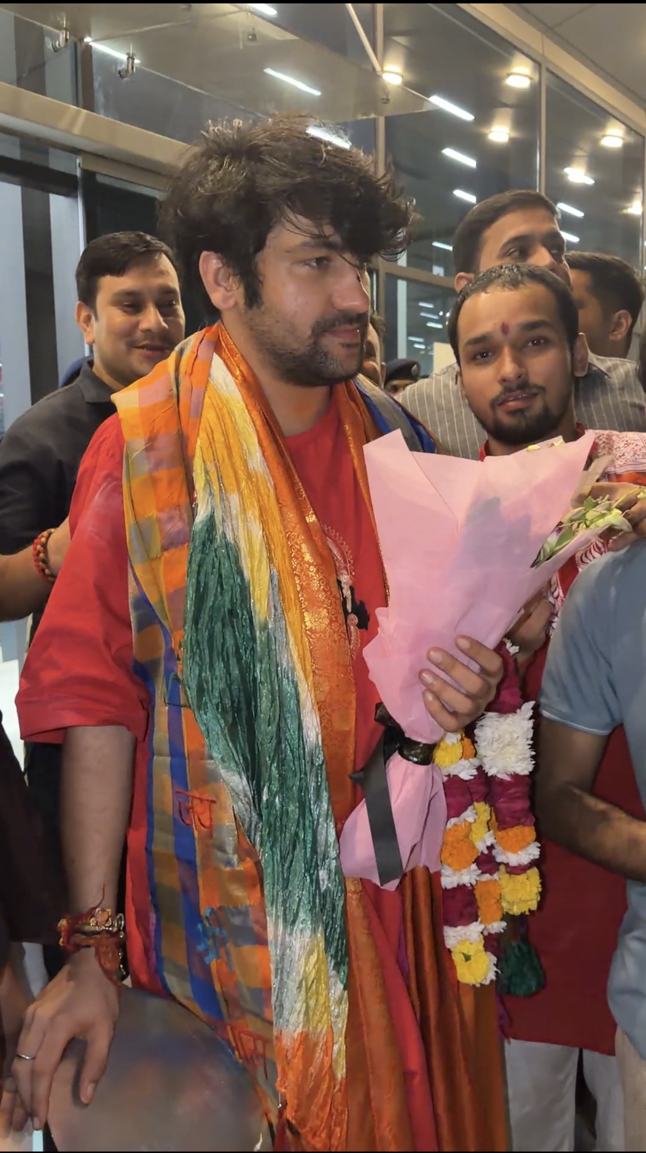 देर रात दिल्ली पहुंचे बागेश्वर धाम सरकार के पीठाधीश्वर धीरेंद्र कृष्ण शास्त्री, आज शारदा यूनिवर्सिटी में देंगे ‘माइंड सेट-लाइफ सेट’ का संदेश