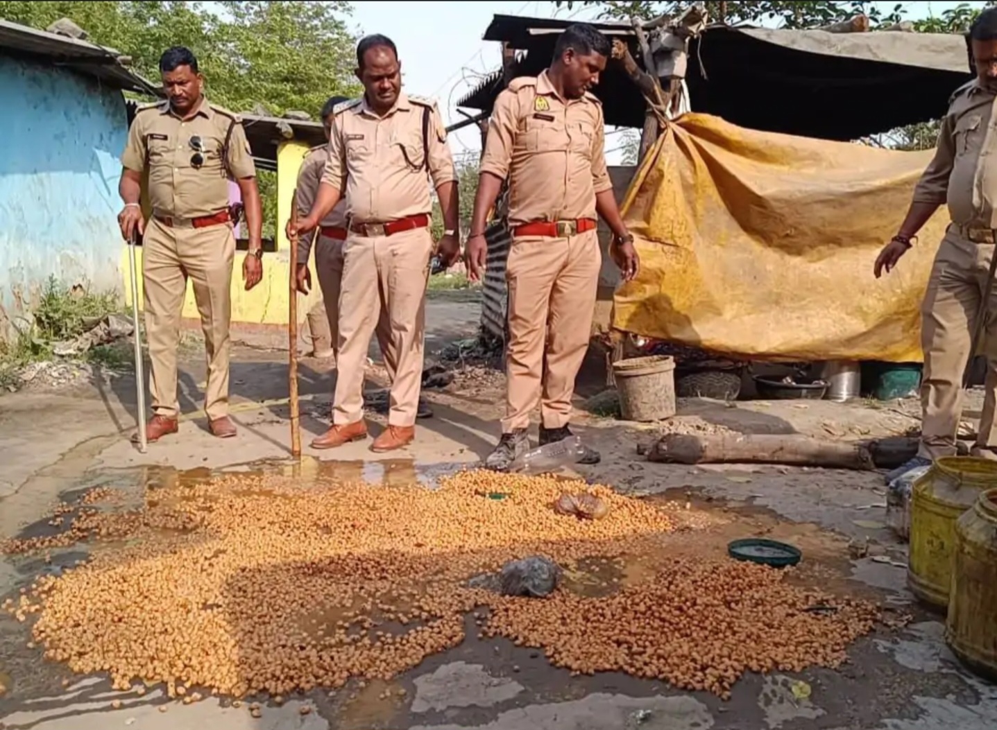शक्तिनगर में अवैध शराब की दो भट्ठियां ध्वस्त: 25 लीटर कच्ची शराब और लहन जब्त, केस दर्ज