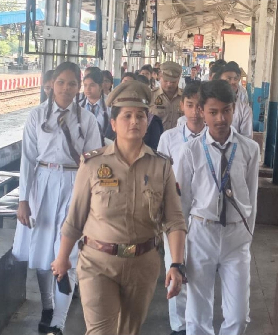 छात्र-छात्राओं को जीआरपी पुलिस की कार्य प्रणाली के सम्बन्ध में दी जानकारी