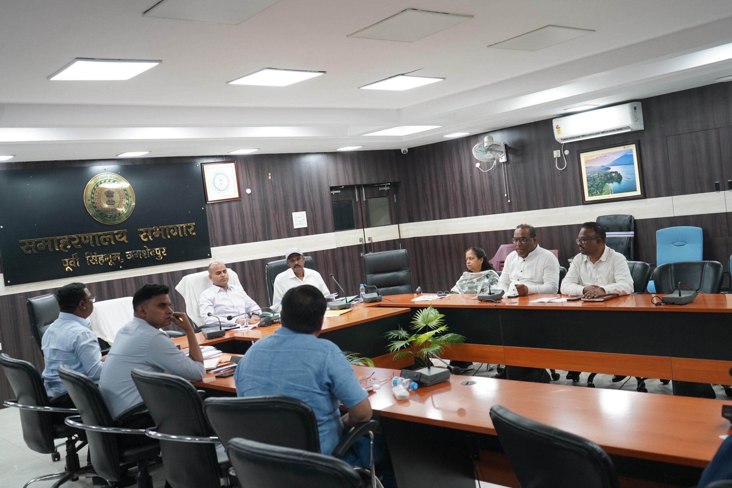 समाहरणालय सभागार में प्रधानमंत्री जनमन एवं धरती आबा जनजातीय ग्रामीण उत्कर्ष अभियान की समीक्षा बैठक आयोजित