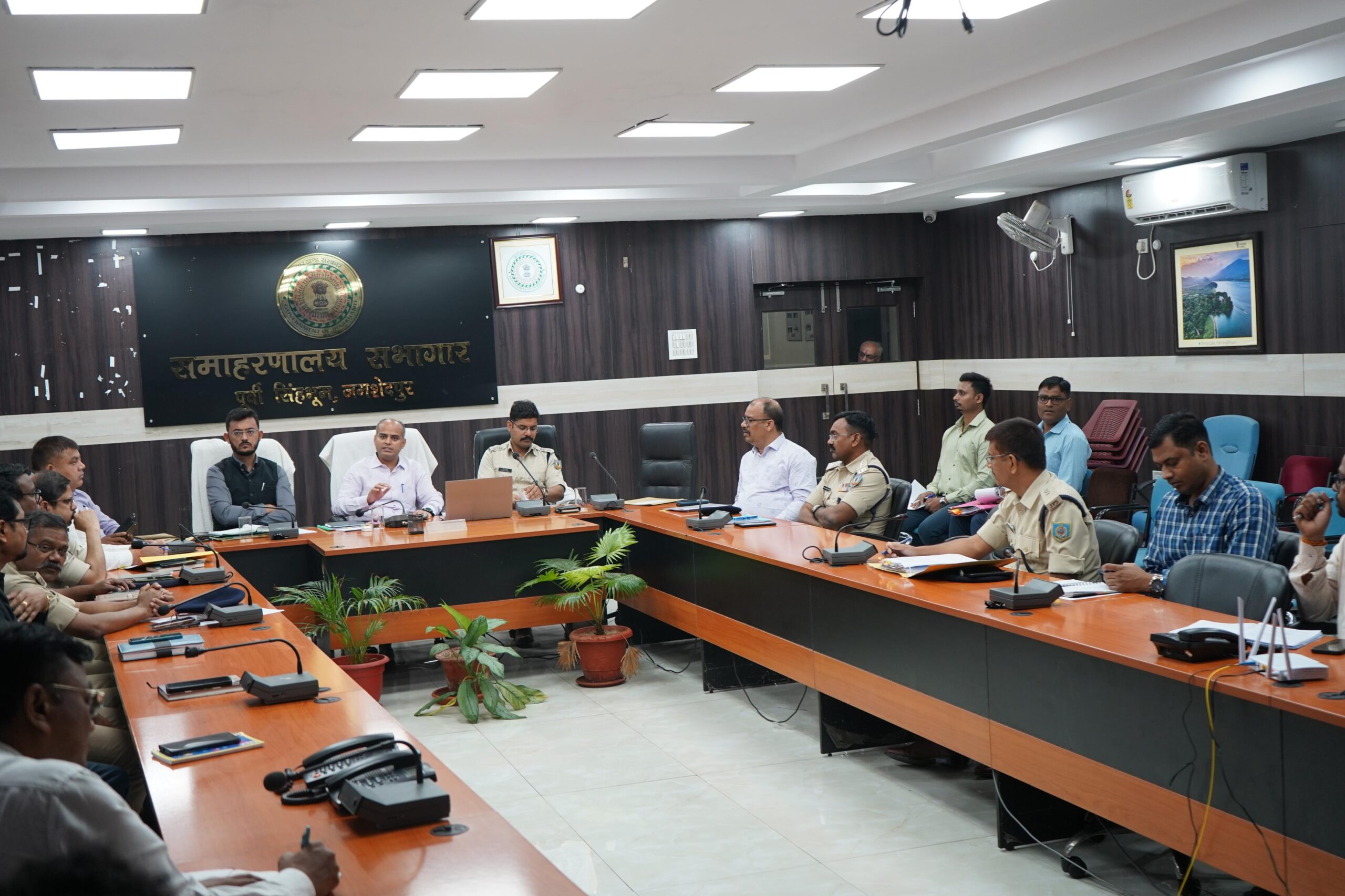 कार सुरक्षा को लेकर उपायुक्त ने की समीक्षा बैठक, दिए सख्त निर्देश