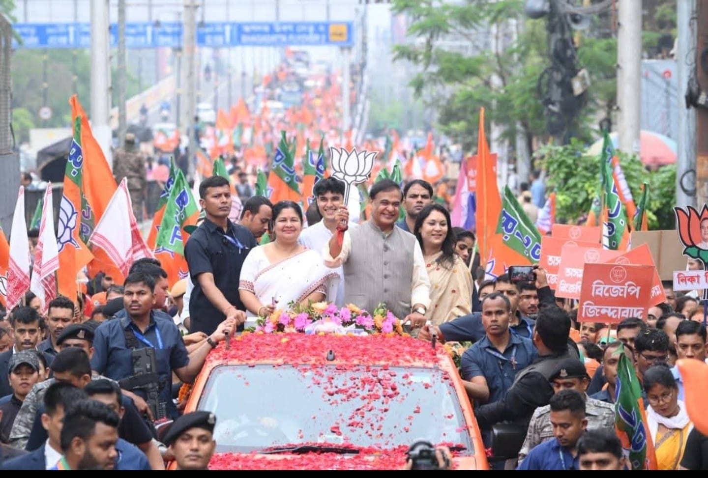जलुकबाड़ी में शक्ति प्रदर्शन: Himanta Biswa Sarma अपनी मामी का आशीर्वाद लेकर नामांकन दाखिल करने के लिए निकले।
