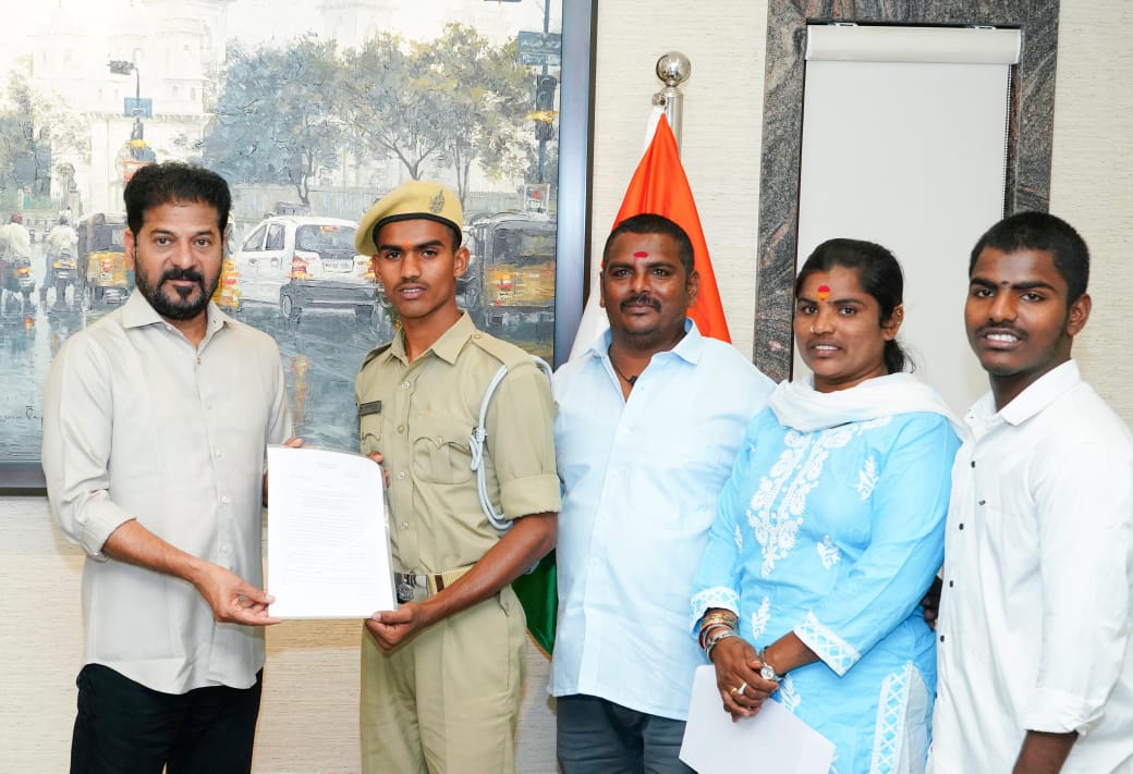 ట్యాంక్‌బండ్ హీరో శివకు ప్రభుత్వ సత్కారం – ₹5 లక్షల సాయం, కుమారుడికి ఉద్యోగం