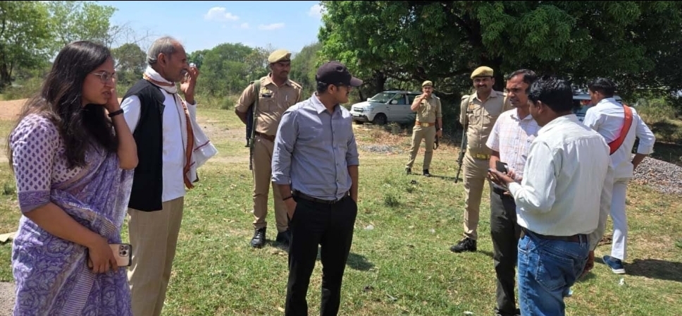 डीएम ने सिद्धपुर मे फार्मर रजिस्ट्री कार्य का किया निरीक्षण* -कार्य में तेजी लाने और पंचायत भवन के सुदृढ़ीकरण के दिए निर्देश