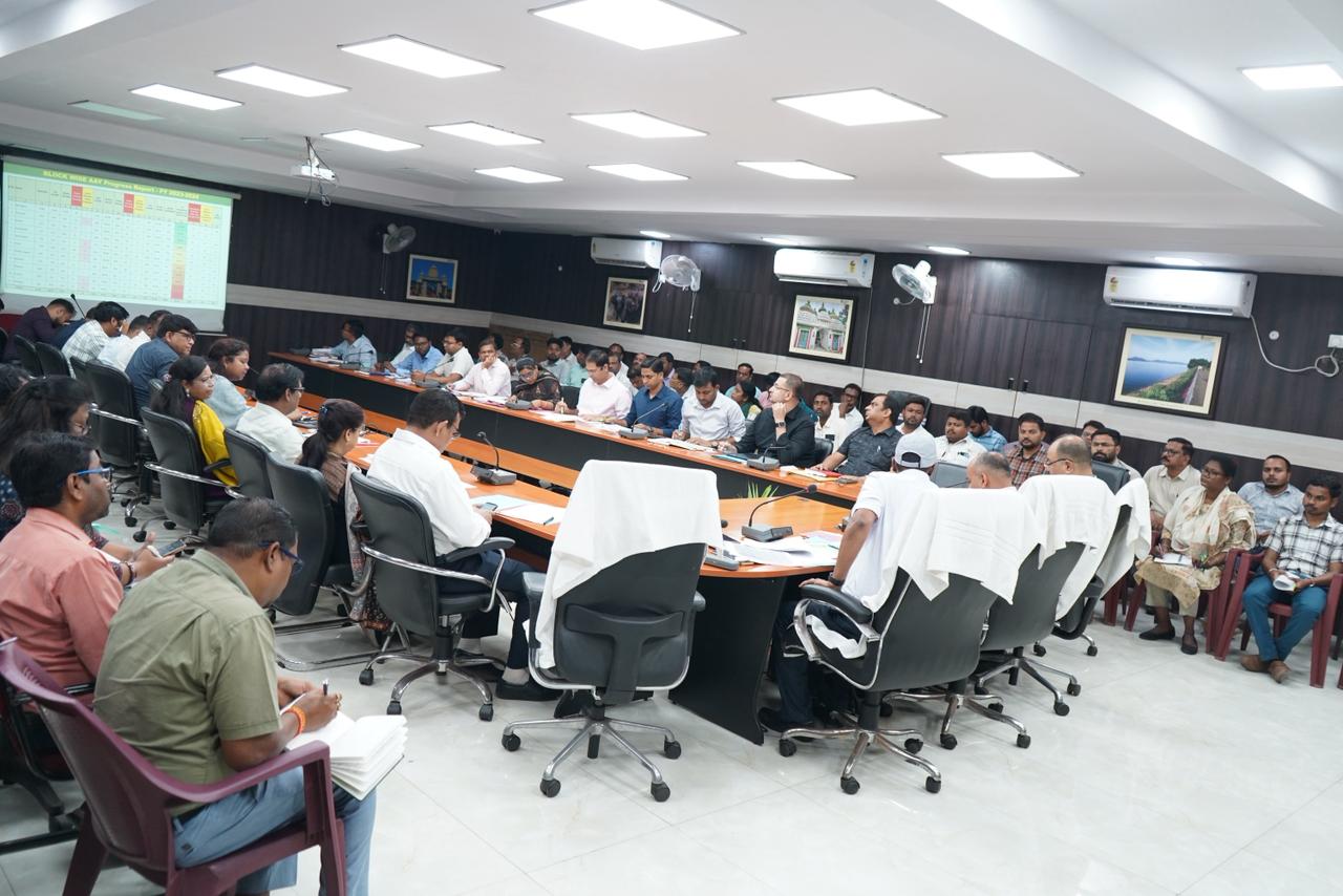 जमशेदपुर में विकास योजनाओं की समीक्षा, अप्रैल तक 100% लक्ष्य पूरा करने के निर्देश