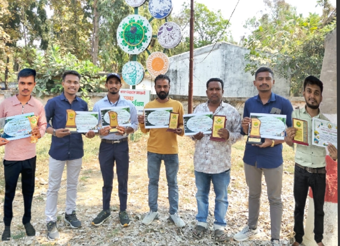 ग्रीन नेचर तर्फे नेचर पार्कवर सर्पमित्रांचा निसर्गवीर सन्मान चषक देऊन सत्कार जागतिक वसुंधरा घटिका दिन निमित्त