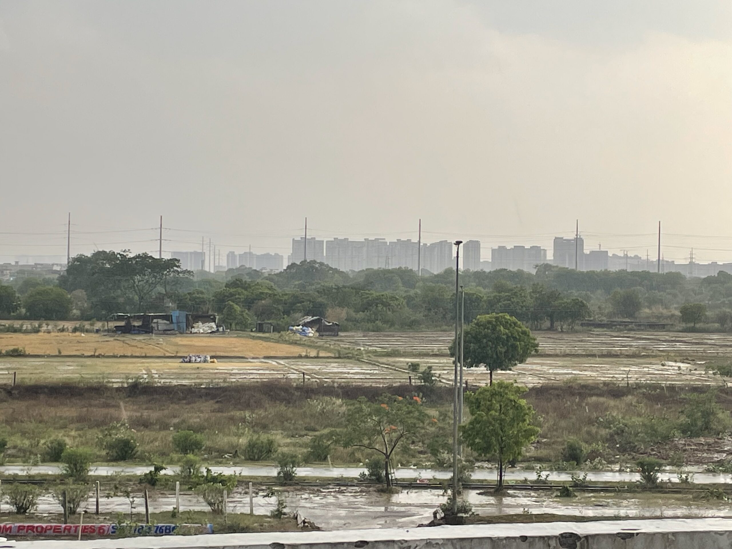 नोएडा एक्सटेंशन में आंधी और बारिश से जनजीवन प्रभावित