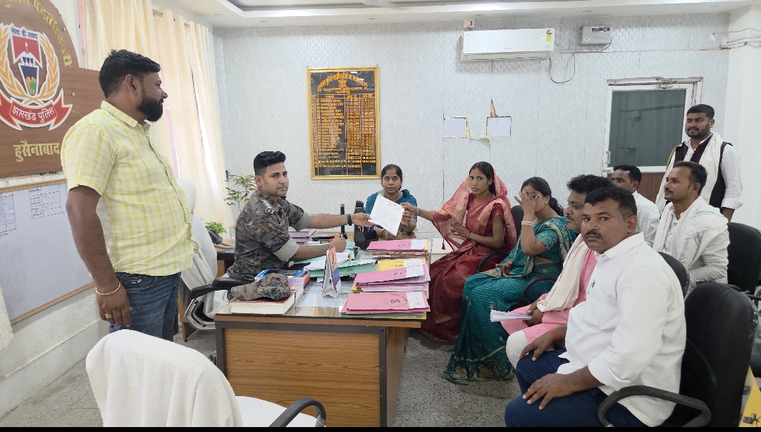 हुसैनाबाद में मुखिया प्रतिनिधि की गिरफ्तारी को लेकर विवाद, मुखिया संघ ने एसडीपीओ को सौंपा ज्ञाप