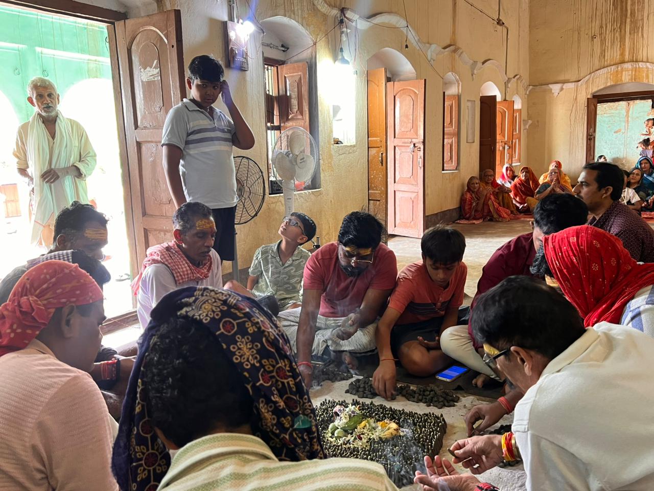 सवा लाख बेलपत्रों से गूंजती है शिवभक्ति, पुरुषोत्तम मास में गंगा की मिट्टी से प्रतिदिन बनते हैं शिवलिंग