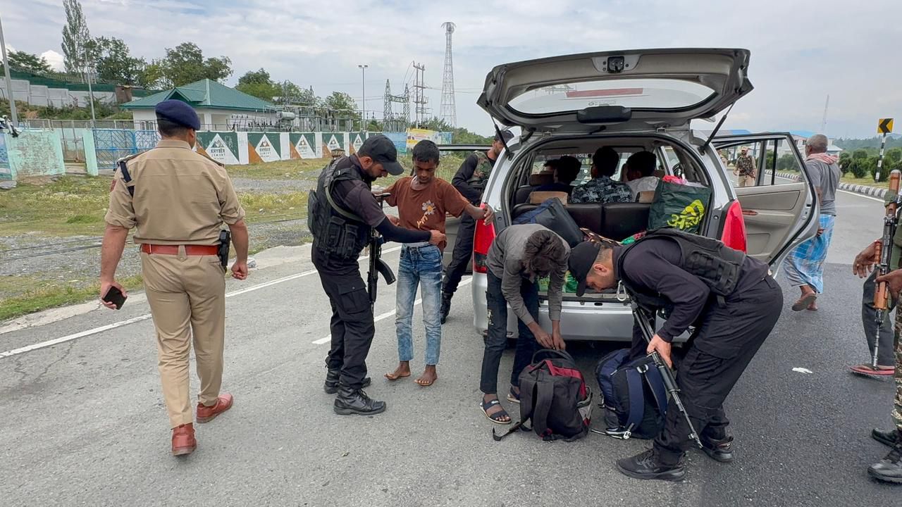 Kulgam Police Intensify Naka Checking on National Highway Ahead of SANJY-2026