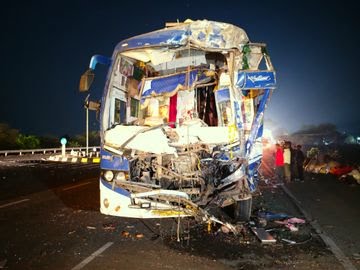 शाजापुर में मजदूरों से भरी बस ट्रक से टकराई, चालक की मौत, कई यात्री घाय