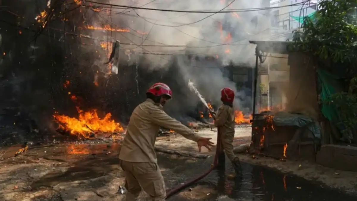 घनसोली की रिहायशी इमारत में आग, चार लोग घायल
