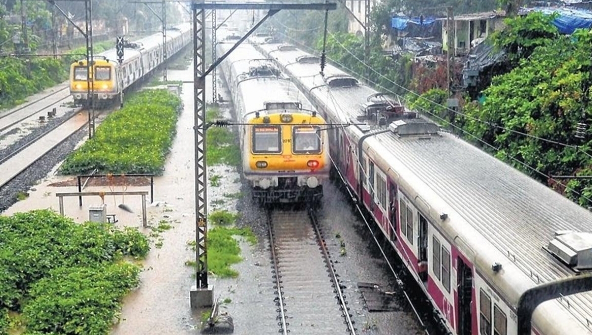 मुंबई में भारी बारिश से लोकल ट्रेन सेवाएं प्रभावित, यात्रियों को हुई परेशानी