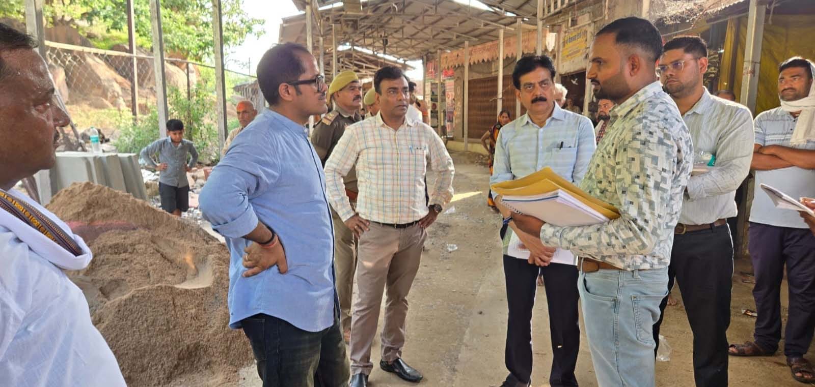 जिलाधिकारी ने सरकारी भूमि का किया औचक निरीक्षण, सीमांकन और तालाब सौंदर्यीकरण के दिए निर्देश