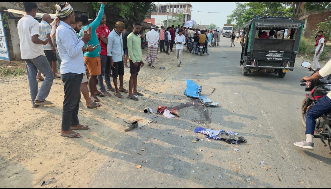 गम्हरिया में भीषण सड़क हादसा: ऑटो-बोरवेल ट्रक की टक्कर में वृद्ध की मौत, पांच घायल, सड़क जाम