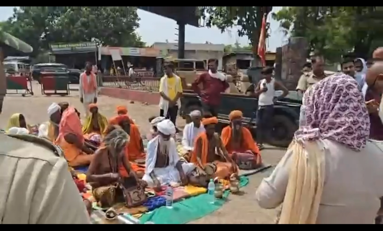 मध्य प्रदेश से आयें पैदल परिक्रमा के लिए संतो को गणेश धाम गेट पर रोका